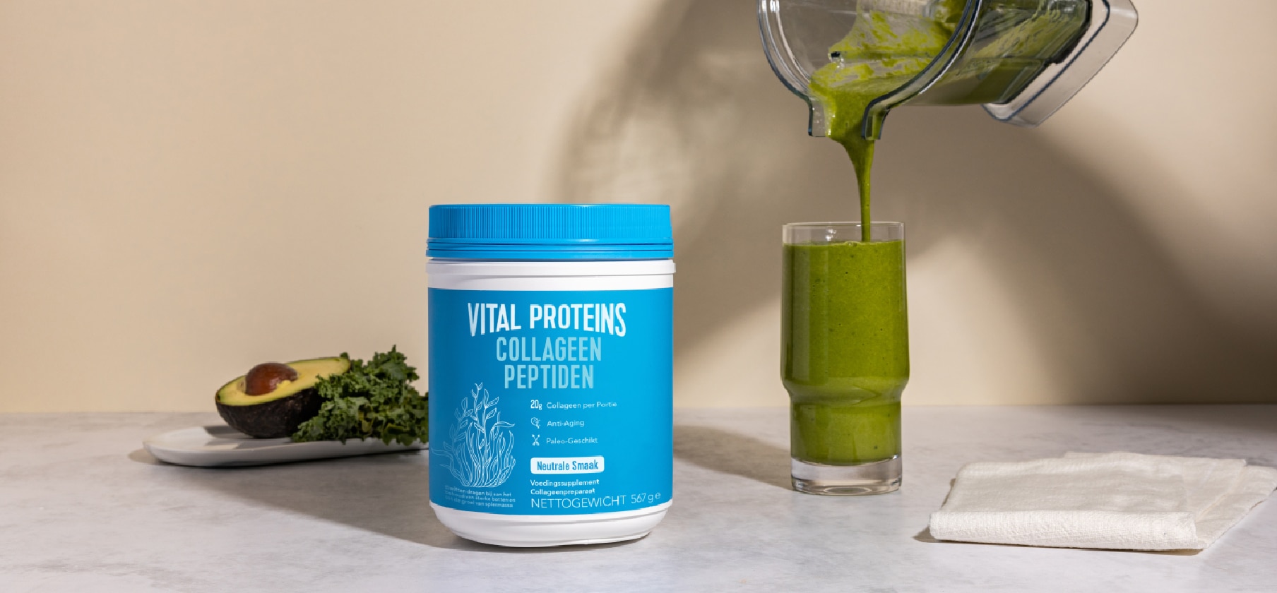Groene smoothie naast een pot Collageen Peptiden van Vital Proteins